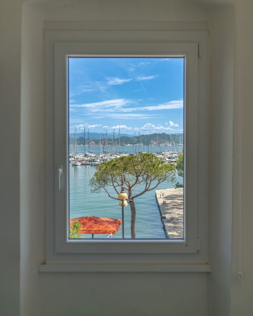 la vista dagli appartamenti delle marina del fezzano