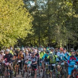 Ciclisti alla partenza del Beverino Bike Festival tra natura e sport in Val di Vara