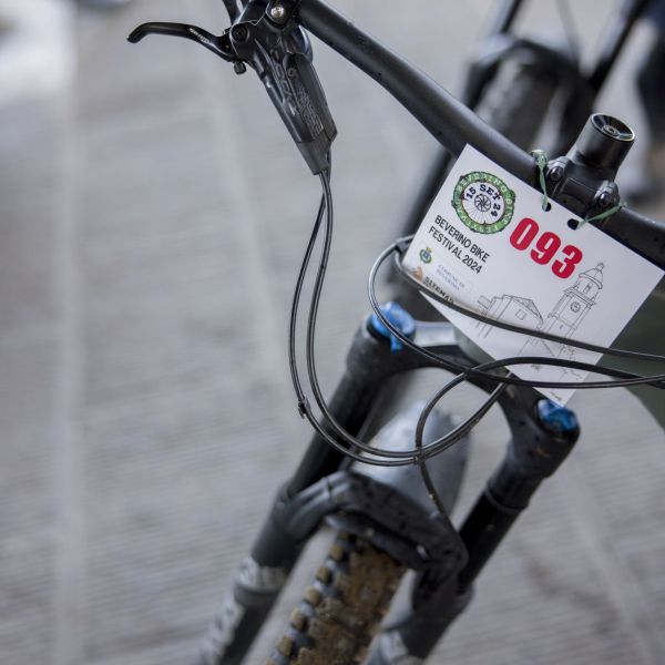 Partenza ciclisti al Beverino Bike Festival in Val di Vara
