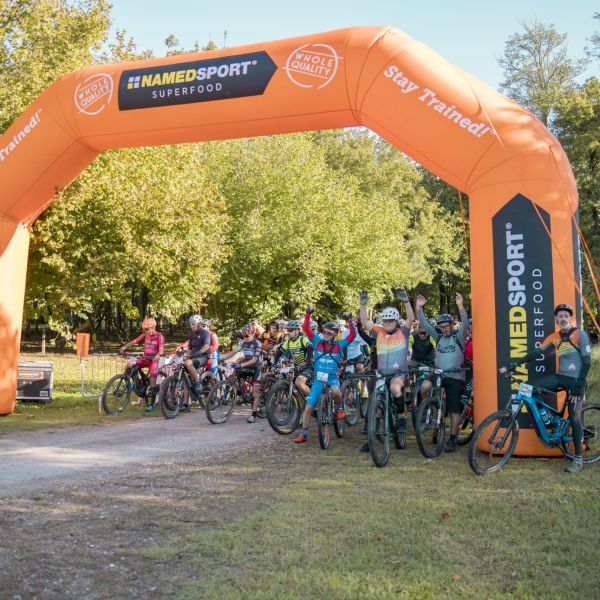 Partenza ciclisti al Beverino Bike Festival in Val di Vara
