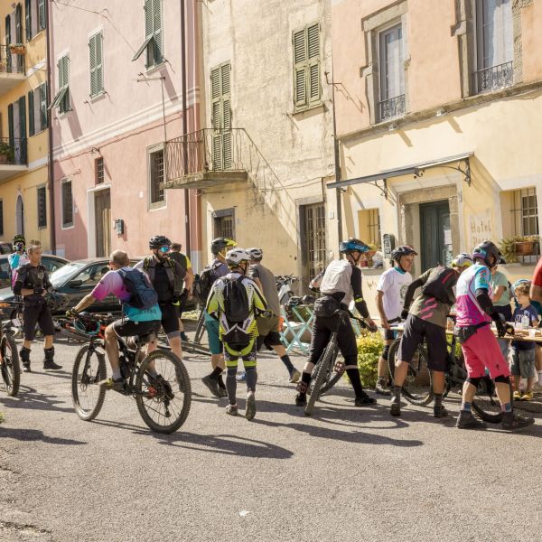 Famiglie e appassionati al Beverino Bike Festival, evento sportivo in Liguria